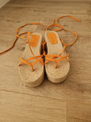 Sandalias de cuña naranjas con lazada