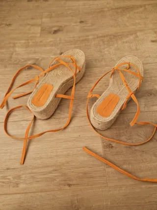 Sandalias de cuña naranjas con lazada