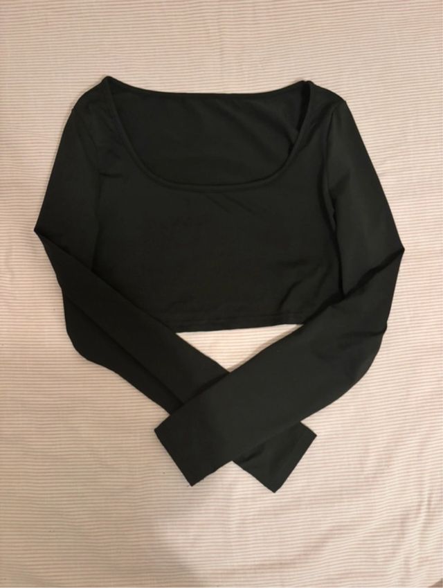 Top crop negro manga larga