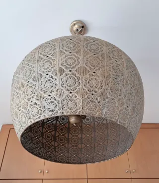 Lámpara colgante de metal beige y dorado