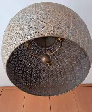 Lámpara colgante de metal beige y dorado