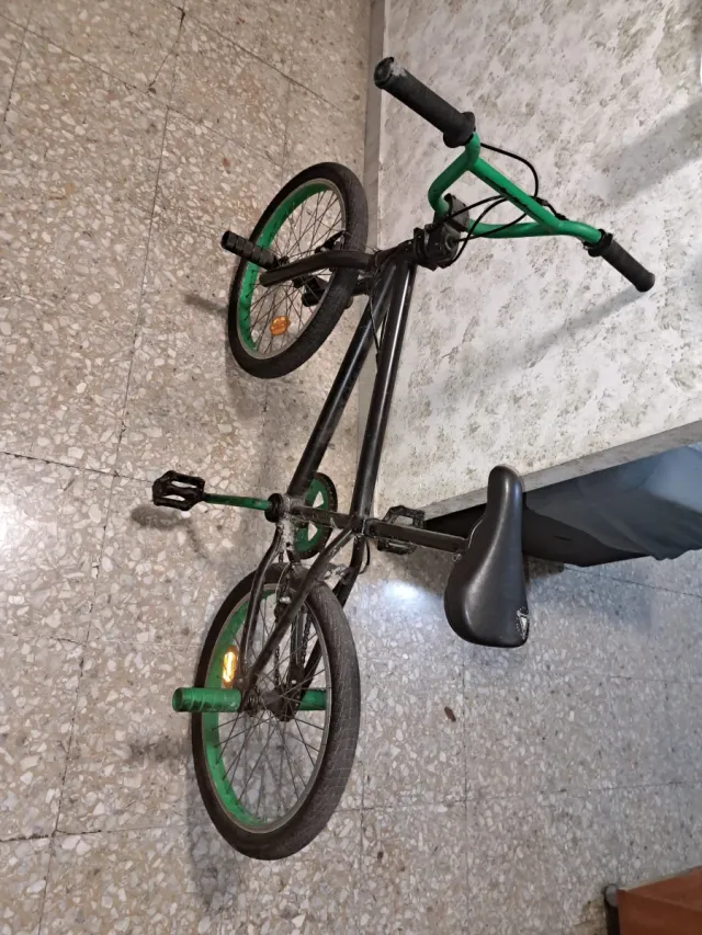 Bmx con pedali e manubrio verdi..no spedizione