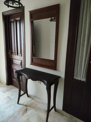 Recibidor de madera y mimbre