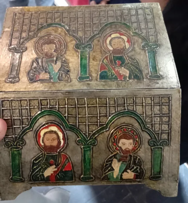 Bonita caja esmaltada con figuras