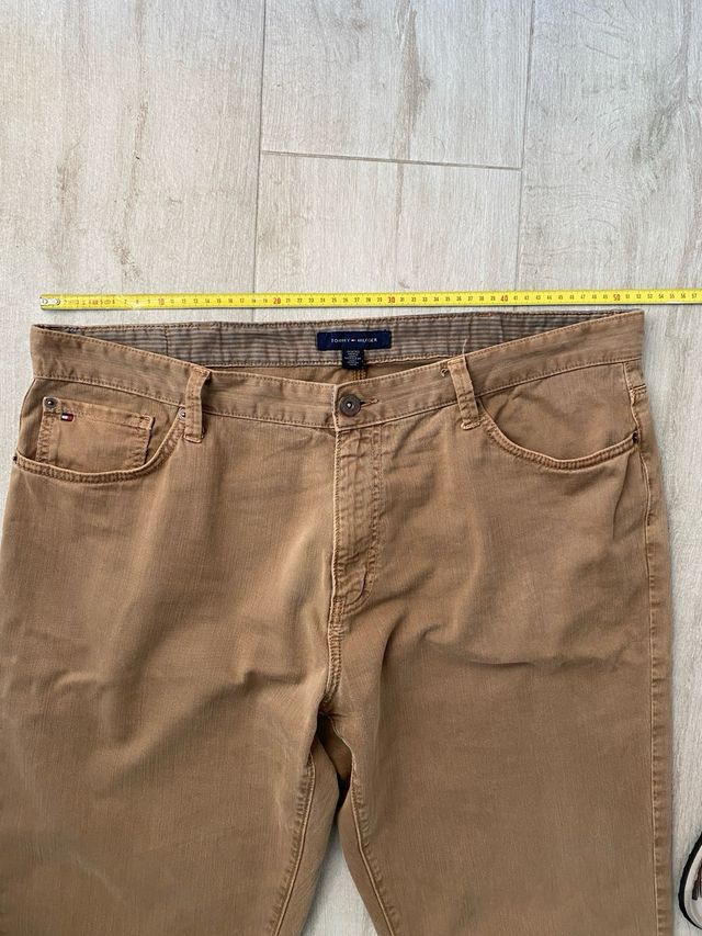 Pantalón Tommy Hilfiger Beige Hombre. Talla 50.