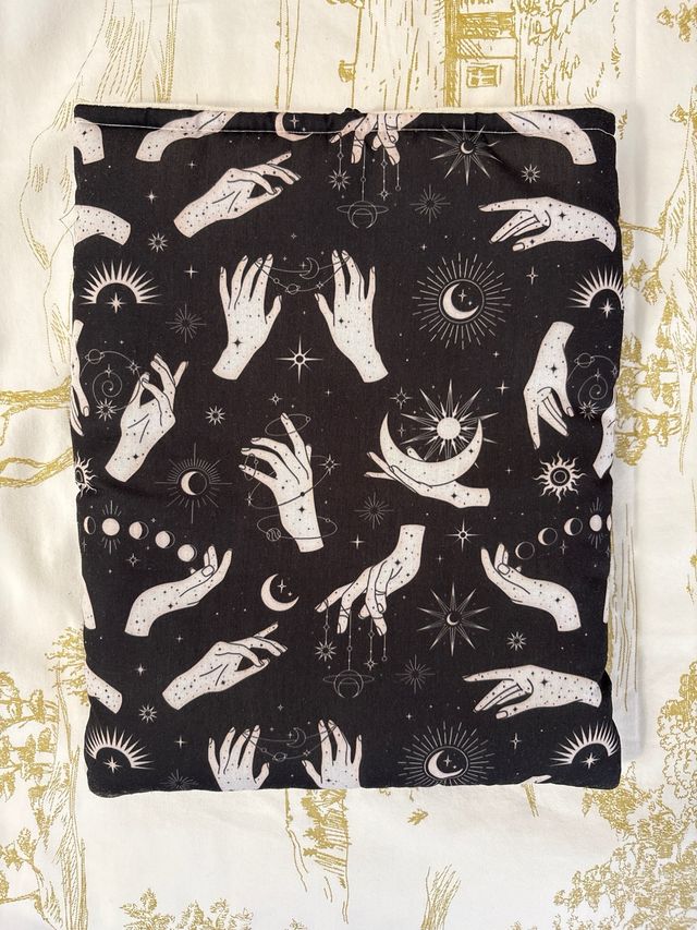 Funda para libros con diseño de manos y lunas