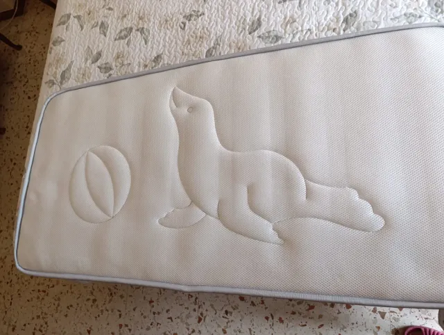 Colchón cuna con diseño de foca y pelota