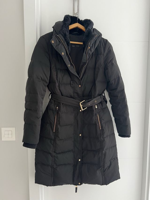 Plumífero negro con cinturón y capucha