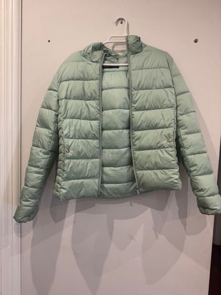 Plumífero verde con capucha talla S