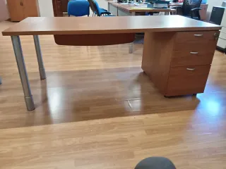 Escritorio oficina madera y metal