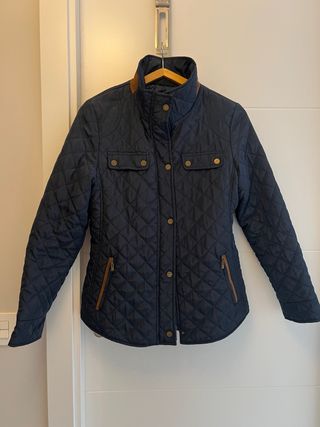 Chaqueta acolchada azul marino y camel