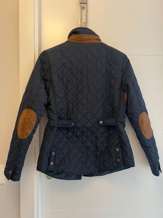 Chaqueta acolchada azul marino y camel