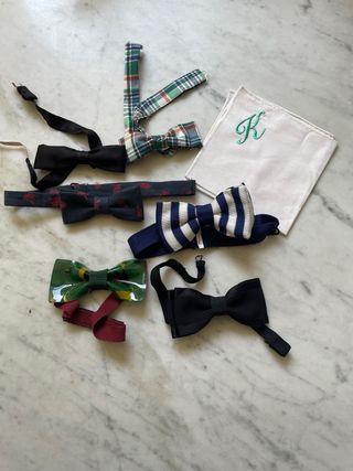 Lotto di papillon da uomo e oggetti vari