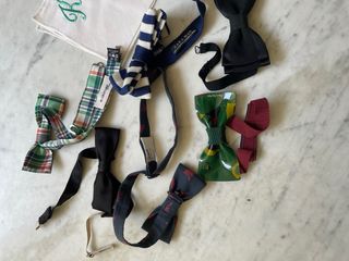 Lotto di papillon da uomo e oggetti vari