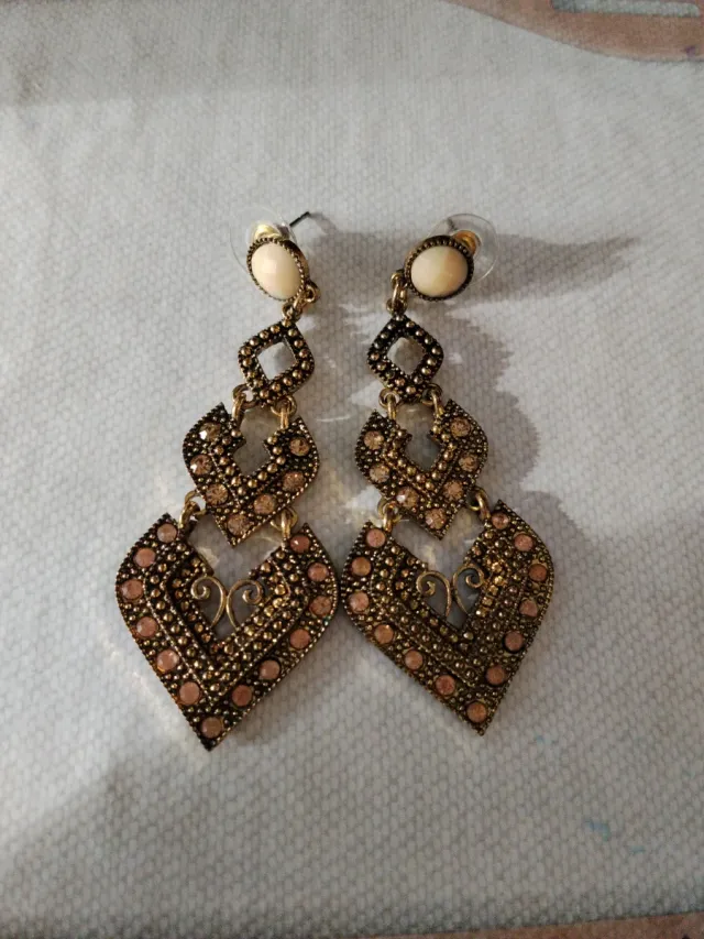 Pendientes elegantes dorados y rosas