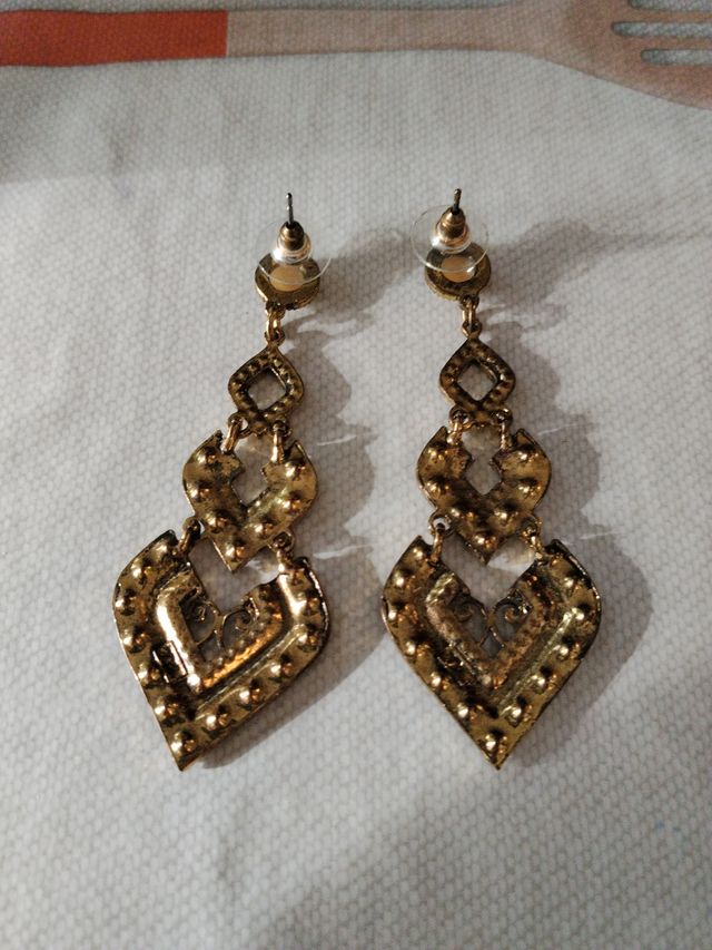 Pendientes elegantes dorados y rosas
