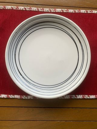 Piatto bianco con cerchi blu