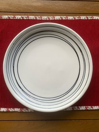 Piatto bianco con cerchi blu