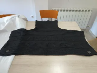 Poncho negro tejido de lanacon botones