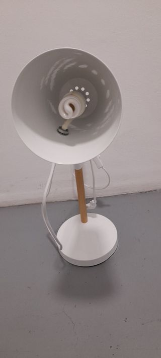 Lámpara de mesa moderna madera y metal