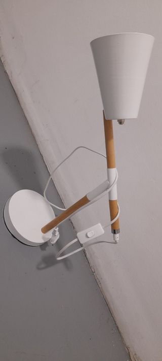 Lámpara de mesa moderna madera y metal