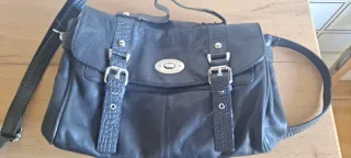 Bolso Negro  enteramente de Piel. Tipo Maletín.