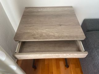 Mesa auxiliar con ruedas