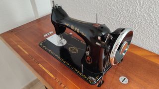 Máquina de coser Alfa antigua