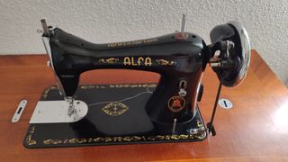 Máquina de coser Alfa antigua