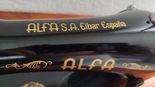 Máquina de coser Alfa antigua