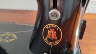 Máquina de coser Alfa antigua
