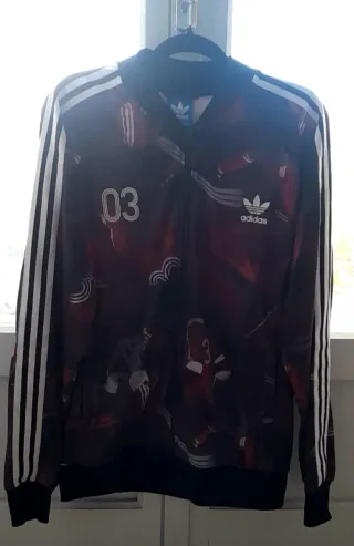 Chaqueta Adidas Estampada Negra y Roja