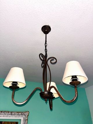 Lámpara de techo de forja y tulipas beige