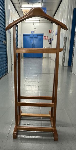 Galán de noche de madera barnizada