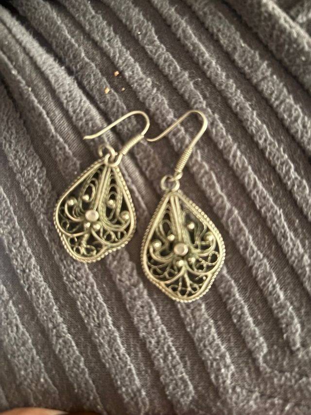 Pendientes plateados de filigrana