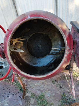 Hormigonera eléctrica roja