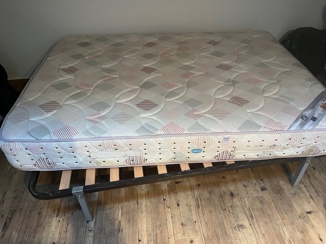 Cama 1.35x1.90m buen estado