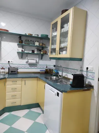 Muebles de cocina, fregadero y grifo.