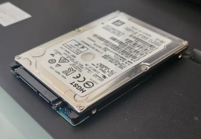 Disco rigido SATA HGST da 2,5 TB