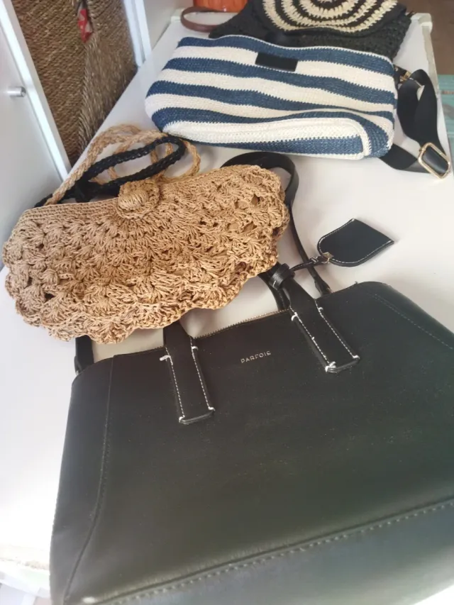 Bolsos de mujer de diferentes colores.