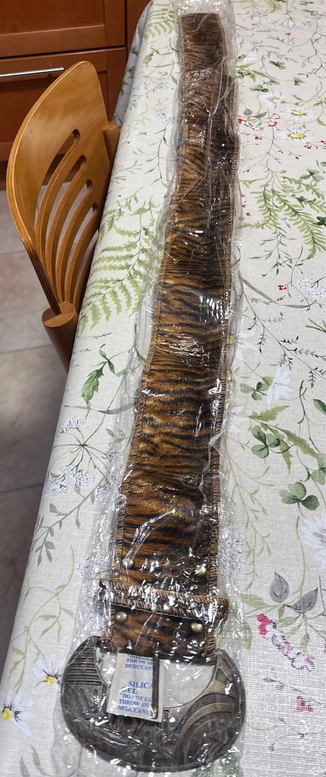 Cinturón con estampado animal y hebilla grande