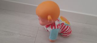 Bebé gateo juguete
