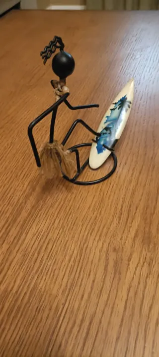 Figura de surfista de alambre