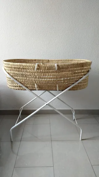 Cuna de mimbre con soporte