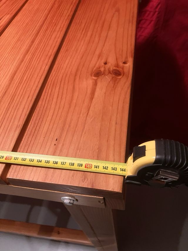 Mesa alta madera maciza y 2 taburetes.