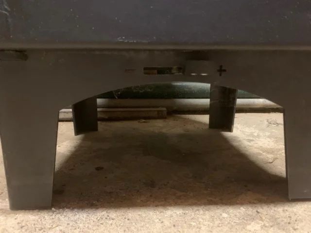 Estufa de metal negra con puerta de cristal