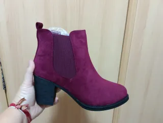 Botas de ante granates nuevas.