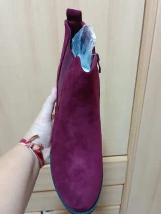 Botas de ante granates nuevas.