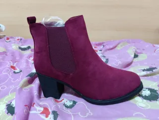 Botas de ante granates nuevas.