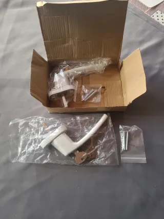 2 Manijas de ventana con llave